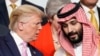 Američki predsjednik Donald Tramp (lijevo) razgovara sa saudijskim prijestolonasljednikom Muhamedom bin Salmanom na samitu G20 u Japanu 2019. godine.