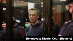Сот залында тұрған Алексей Навальный. 2 ақпан 2021 жыл.