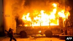 Горить один із міліцейських автобусів. 19 січня 2014 року, Київ
