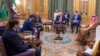 Зустріч Дональда Трампа (у центрі) та Ахмада аш-Шараа (другий ліворуч) відбулася на запрошення кронпринца Саудівської Аравії Мухаммада бін Салмана (крайній праворуч)