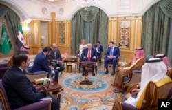 Дональд Трамп (в центре) и госсекретарь Марко Рубио (третий справа) встречаются с временным президентом Сирии Ахмадом аш-Шараа (второй слева) и наследным принцем Саудовской Аравии Мухаммедом бин Салманом (второй справа)/ Эр-Рияд, 14 мая 2025 года