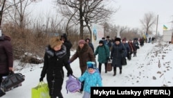 Люди перетинають КПП «Майорське» на лінії розмежування на Донбасі