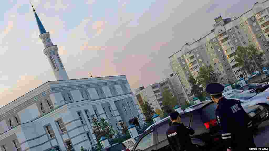 "Ярдәм" мәчете янында гает вакытында тәртип сакчылары торды