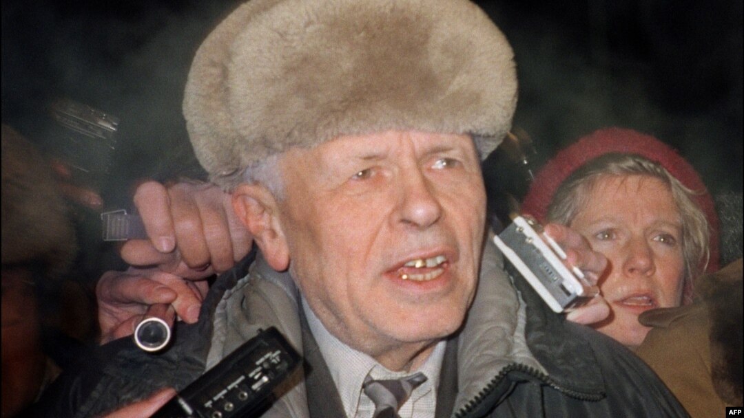 Вчений, дисидент та нобелівський лауреат Андрій Сахаров в оточенні преси на вокзалі у Москві після повернення із заслання 23 грудня 1986 року
