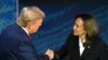 Kamala Harris (sagda) we Donald Tramp 10-njy sentýabrda Filadelfiada geçen gazaply prezidentlik çekişmesiniň öňüsyrasynda elleşip salamlaşýar.