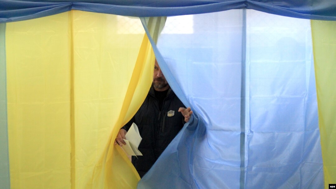 Чоловік залишає кабінку під час парламентських виборів, 26 жовтня 2014 року