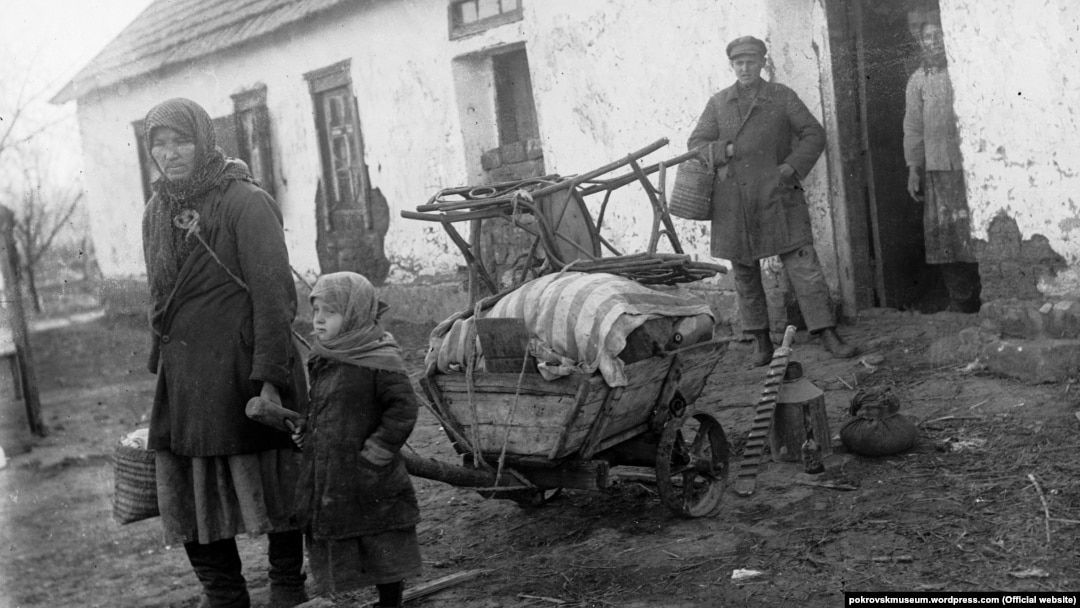 Розкуркулена родина біля будинку в селі Удачне на
Донеччині, 1930-і роки
