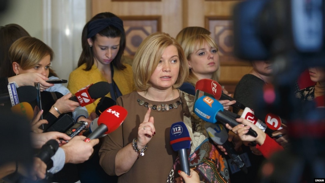 Перший заступник голови ВРУ Ірина Геращенко відповідає на запитання журналістів, в кулуарах Верховної Ради України, у Києві, 16 листопада 2017 року