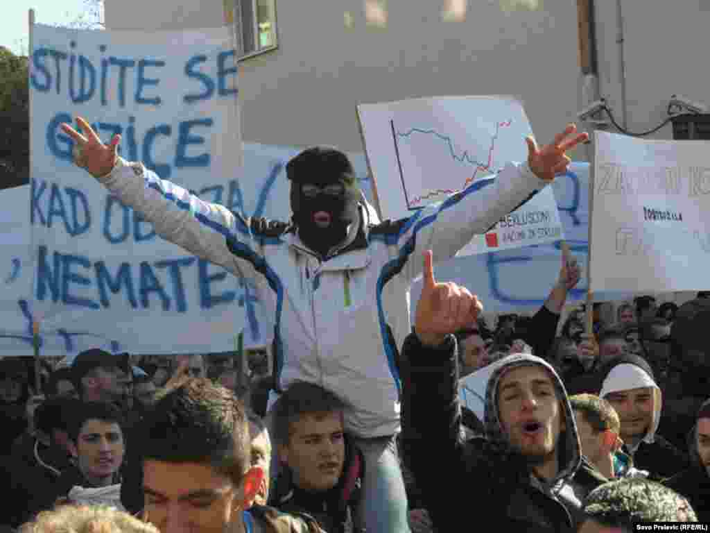 U Podgorici je nekoliko hiljada ljudi 21. januara 2012. protestovalo ispred zgrade crnogorske Vlade, zbog teškog socijalno-ekonomskog stanja u Crnoj Gori. Protest je organizovala Unija slobodnih sindikata, uz podršku Mreže za afirmaciju nevl