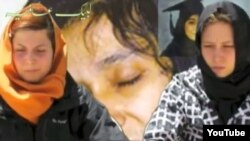 دا د دوو چیکۍ نجونو له هغې ویډیو اخیستل شوی انځور دی چې تېر کال په اپرېل کې خپره شوې وه. د انځور شا ته عافیه صدیقي ښودل کېږي.