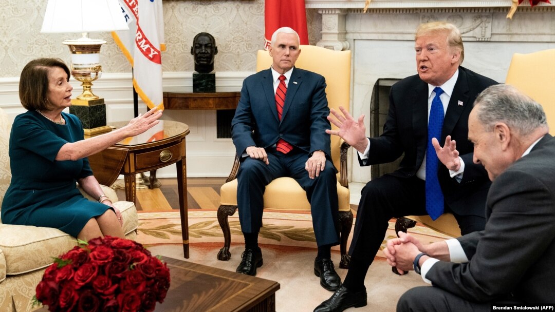 Nensi Pelozi, Čak Šumer i Donald Tramp tokom susreta u Beloj kući u decembru 2019. 