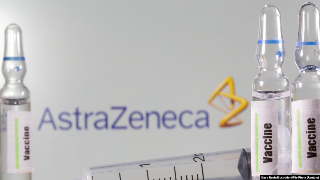  Ampule vakcine ispred znaka kompanije AstraZeneca, ilustrativna fotografija