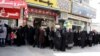 Эрониён барои дарёфти гӯшти мурғ саф кашидаанд.