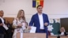 რუმინეთში საპრეზიდენტო არჩევნების მეორე ტური იმართება. საარჩევნო ყუთთან ულტრამემარჯვენე, „რუმინელთა ერთობის ალიანსის“ ლიდერი ჯორჯე სიმიონი. 18 მაისი, 2025 წელი