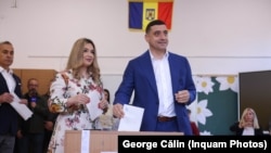რუმინეთში საპრეზიდენტო არჩევნების მეორე ტური იმართება. საარჩევნო ყუთთან ულტრამემარჯვენე, „რუმინელთა ერთობის ალიანსის“ ლიდერი ჯორჯე სიმიონი. 18 მაისი, 2025 წელი