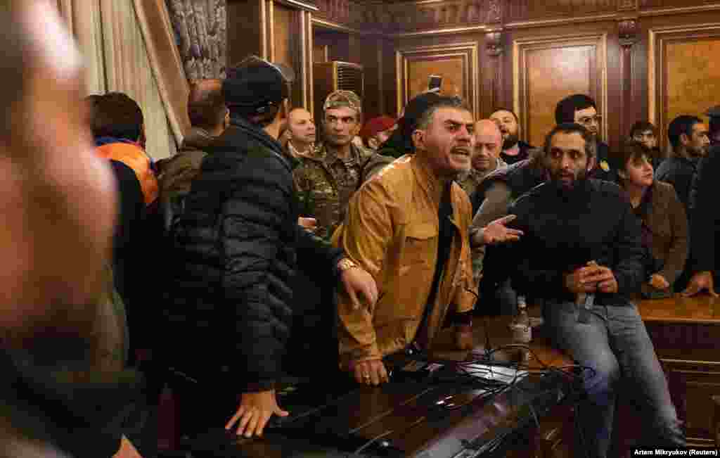 Протестующие ворвались в здание правительства. Премьер-министр Никол Пашинян, судя по всему, обвинил в сложившейся ситуации предыдущее правительство страны, заявив: «Мы должны готовиться к мести. Мы не справились должным образом с коррумпированными негодяями олигархами, теми, кто грабил эту страну, украл еду у солдат, украл у них оружие...»