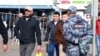 «Платёж за бдительность». В России предложили платить за доносы на мигрантов 
