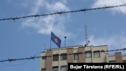 Zastava Kosova na zgradi Ministarstva vanjskih poslova i dijaspore Kosova, arhivska fotografija