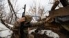 Українській військовий у передових окопах під шахтою Бутовка, що під Авдіївкою, Донецька область, 7 грудня 2019 року
