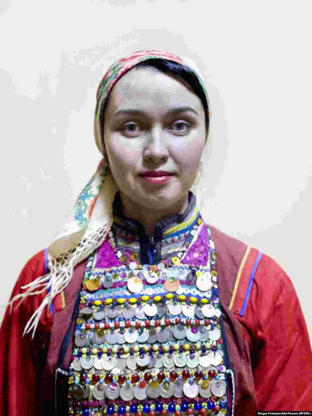 Вера Николаева, 31 год, музыкальный руководитель. "Я хожу в рощу, но сейчас в городе, нет возможности делать это часто. Я очень горжусь, что я мари и даже можно сказать националистка (смеется). Не люблю когда даже не стремятся выучить марийский язык, тем более сейчас, после 90х, когда он был не в почете у молодежи. Когда выхожу в лес, даже не обязательно что-то говорить и так все понятно и чисто".