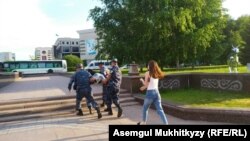 Полицейские несут задержанного в районе монумента «Байтерек» в Нур-Cултане. 12 июня 2019 года, в день ожидаемых антиправительственных выступлений, состоялась инаугурация президента Казахстана Касым-Жомарта Токаева.