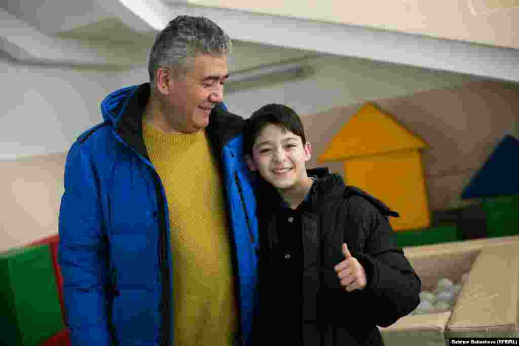 Әмір Исаевтың өмірінің басқа балалардан аса көп айырмашылығы жоқ. Ол ата-анасы қамқорлығы арқасында ештеңеден кемдік көрмей келеді. 