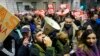 Oamenii strigă lozinci în timpul protestului opoziției în fața clădirii comisiei electorale din Belgrad, față de presupuse fraude electorale. Marți, 19 decembrie 2023. 