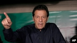 عمران خان، چې د ۲۰۲۲م کال په اپرېل کې د پارلمان له خوا بې واکه شو تر ۱۷۰ زیاتې دوسیې لري.