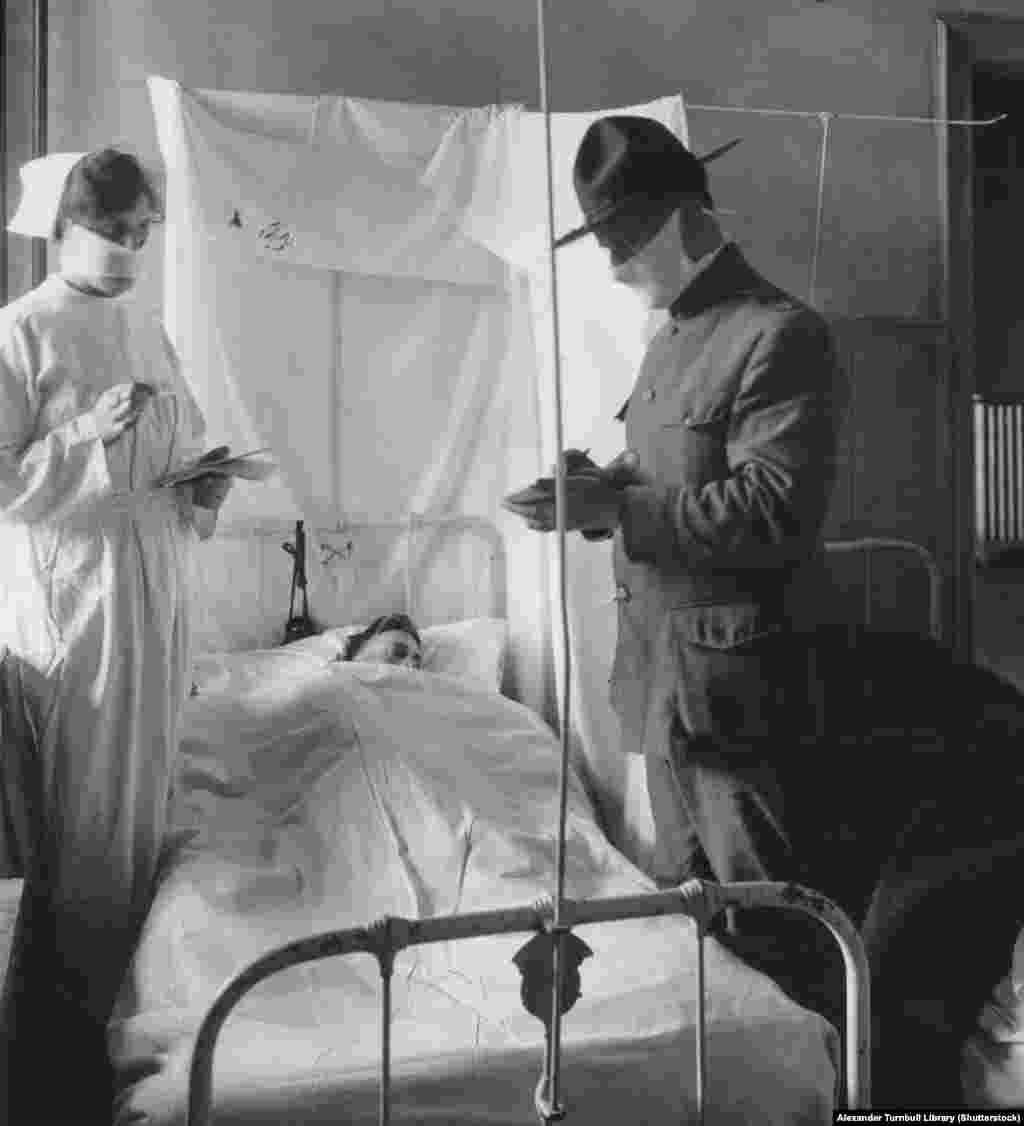 Больной в тяжелой стадии болезни, США, ноябрь 1918 года. Ученые предполагают, что испанский грипп порождал у заразившихся сильных и крепких взрослых людей синдром высвобождения цитокинов, так называемый цитокиновый шторм. Это реакция иммунной системы на вирус. То есть иными словами, заболевших убивала их собственная иммунная система. 