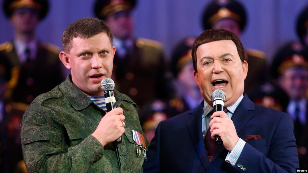 Йосип Кобзон (праворуч) у Донецьку співає разом із ватажком угруповання «ДНР», що визнане в Україні терористичним, Олександом Захарченком, 27 жовтня 2014 року