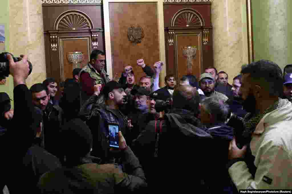 Возмущенные люди стоят у входа в здание правительства в Ереване. Министерство обороны Армении распространило заявление по поводу конфликта в Нагорном Карабахе, в котором говорилось о необходимости «прекратить кровопролитие».