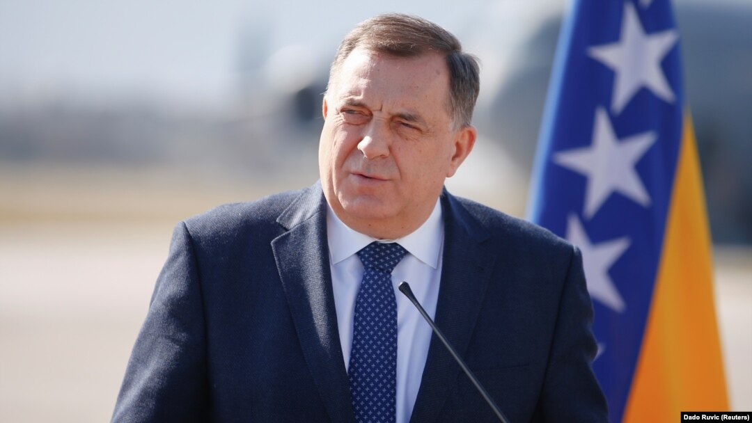 Dodik na sarajevskom aerodromu tokom posjete predsjednika Srbije Aleksandra Vučića, mart, 2021. 