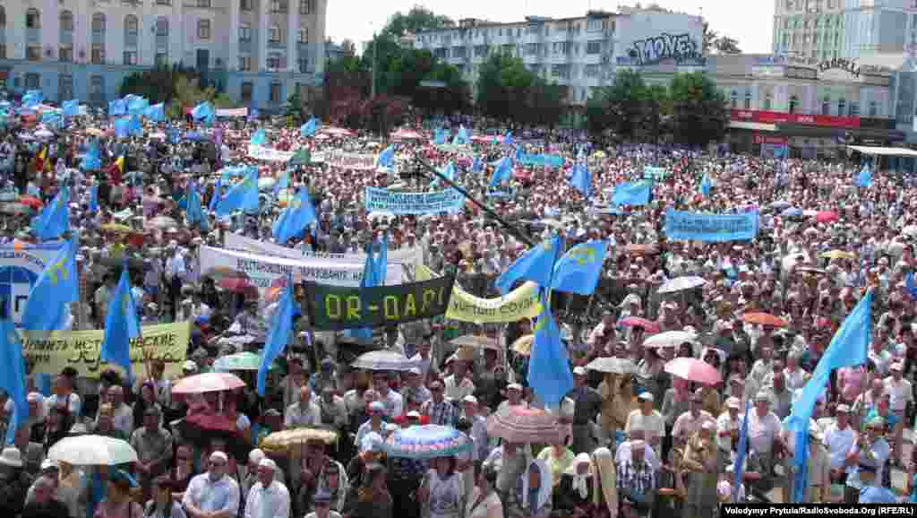 13. 2012 ел, Акмәчет, Ленин мәйданы Кырым милициясе һәм мәгълүмат чаралары беркайчан да урам җыенында ничә кеше катнашканын төгәл әйтә алмады, әмма фотографияләрдән сан яхшырак күренә. 