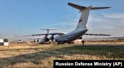 Ruski vojni avioni slijeću na aerodrom u blizini Jerevana, 10. november, 2020.