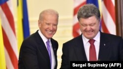 Ukrajinski predsednik Petro Porošenko (desno) i potpredsednik SAD Džo Bajden posle razgovora u Kijevu u novembru 2014.