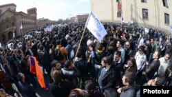 «Դեմ եմ» շարժման բողոքի ակցիան ֆինանսների նախարարության շենքի մոտ, 7-ը մարտի, 2014