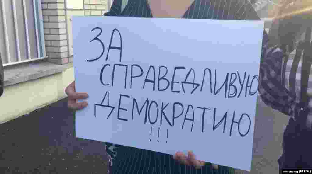 Прагадағы қазақ жастары қамауда отырған Әсия Төлесова мен Бейбарыс Толымбековті "танымайды". Бірақ "бейбіт жолмен өз пікірін айтқандар қудаланбауы керек" деп санайды. Полиция алматылық белсенділер "бейбіт жиын өткізу тәртібін бұзды" деген. 