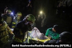 Спасение людей из разрушенного российским ударом жилого дома в Киеве. Ночь на 24 апреля 2025 года