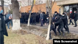 Полиция задерживает протестующих в Таразе. 4 января 2022 года
