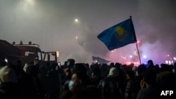Күштік құрылым өкілдері алаңнан наразыларды қуып жатыр. Алматы, 4 қаңтар 2022 жыл.