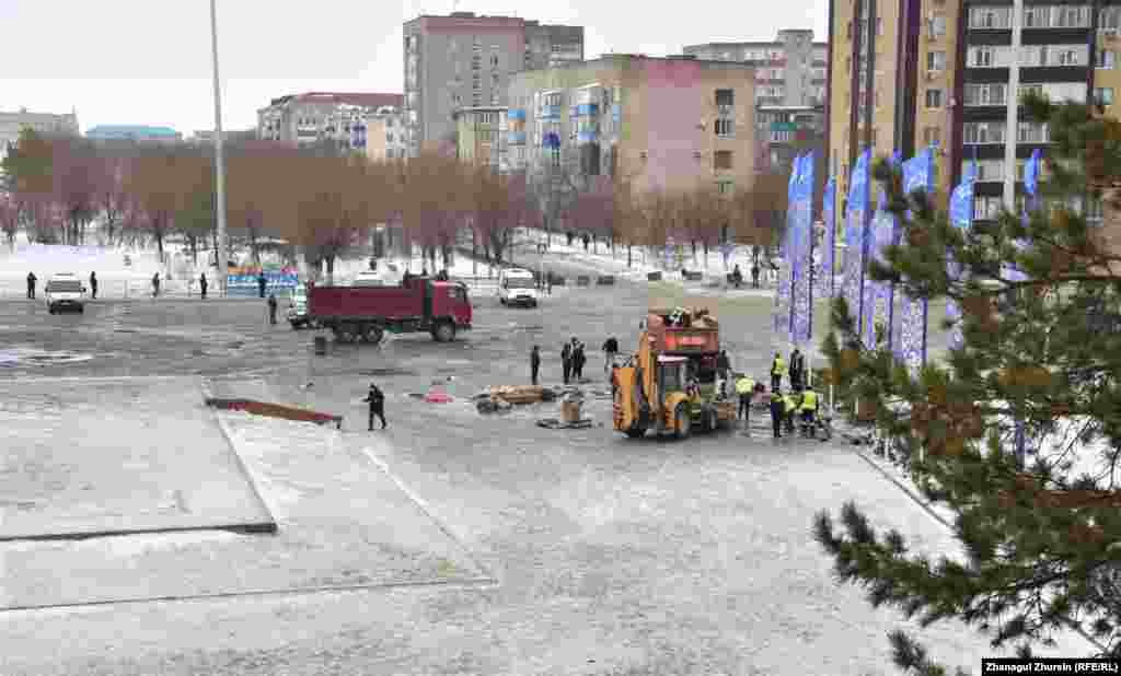 Наразылар алаңға тіккен киіз үйді жинап, орнын тазалап жатқан жұмысшылар. Ақтөбе, 7 қаңтар 2022 ж.