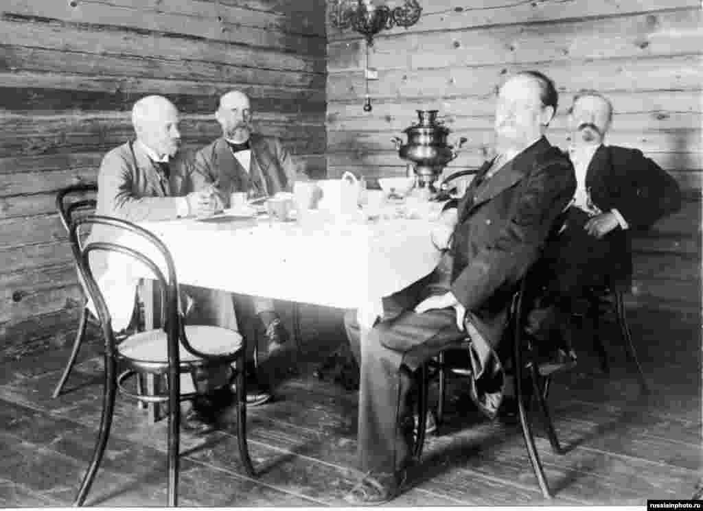 Четверо мужчин за столом с самоваром, 1900 год