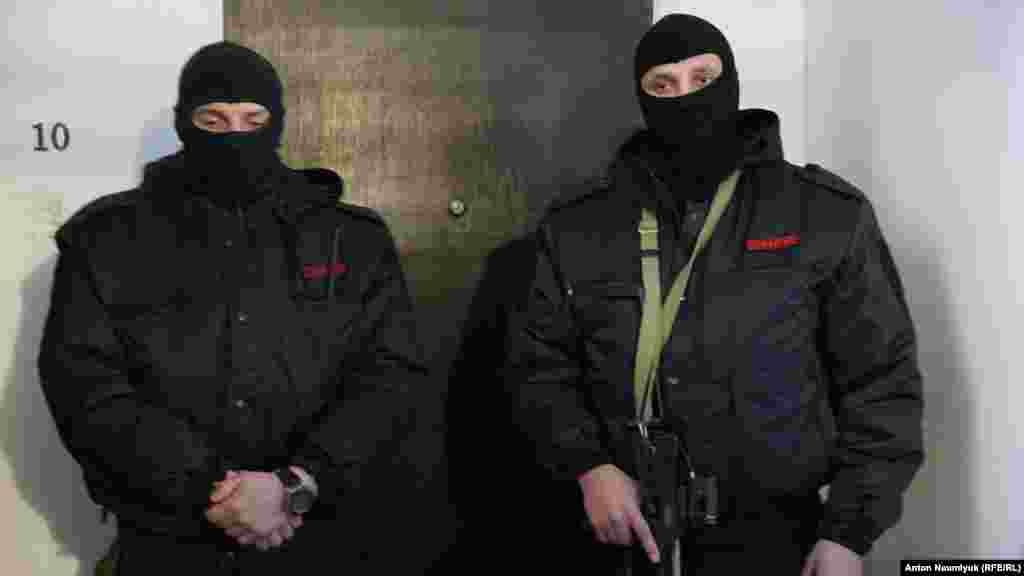 Как сообщил в Фейсбуке крымчанин Осман Арифм, в квартиру крымского адвоката прибыли «люди с автоматами в масках без знаков различия»