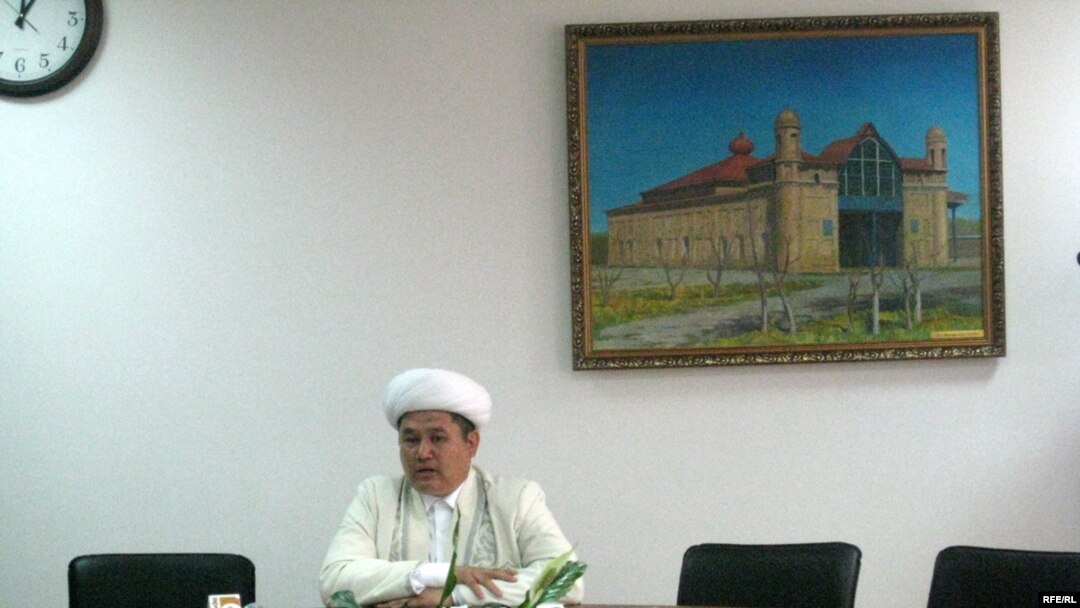 Главный имам центральной мечети Алматы Кулмухамбет Махамбет выступает на брифинге. 27 марта 2009 года. 