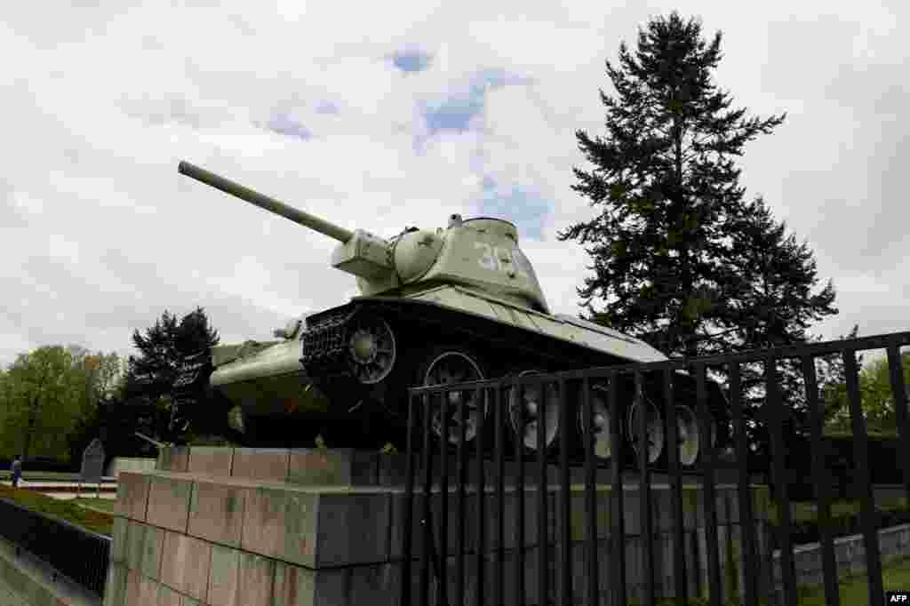 «Бильд» басылымы Ресейдің Украинадағы іс-әрекетіне наразылық ретінде тұғырдан алып тастауға шақырған Берлиндегі Бранденбург қақпасы жанындағы соғыс мемориалының алдында тұрған совет танкілерінің бірі. 15 сәуір 2014 жыл.