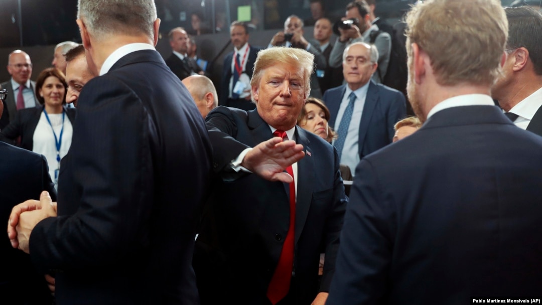 Donald Trump je na početku samita u Briselu lidere NATO članica pozdravio tapšanjem po leđima. 11. jul 2018