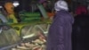 Очередь у отдела, торгующего мясом птицы на центральном рынке. Семей, 27 марта 2012 года.
