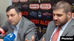 Armenia - Editor-in-chief of the "Zhamanak" daily Arman Babajanian (R) at a news conference in Yerevan, 28Mar2011