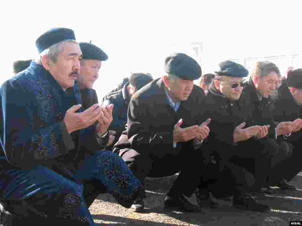 Оппозиция жетекшілері Заманбек Нұрқаділовтің зират басында құран бағыштауда . Алматы, 12 қараша 2008 жыл. - Оппозиция жетекшілері Заманбек Нұрқаділовтің зират басында құран бағыштауда . Алматы, 12 қараша 2008 жыл.