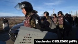 Қазақтар мен дүнгендер жанжалы болған Қордай ауданында жүрген арнайы жасақ. 2020 жылдың ақпаны.